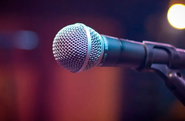 Papa Bo: «Контингент, знающий песни Анны Селук, в караоке не ходит»