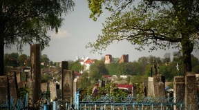 «З раніцы працуюць, у абед плачуць, а вечарам скачуць». Радуніца «па-старынушке»