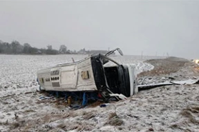 В Толочинском районе перевернулся автобус, погибла пассажирка, еще десять человек госпитализированы