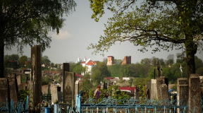 «З раніцы працуюць, у абед плачуць, а вечарам скачуць». Радуніца «па-старынушке»