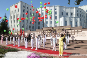 «Маёўкі, дошкі гонару — такія рэлікты савецкай стабільнасці, якую ў спадчыну ўзяла лукашэнкаўская дзяржава»