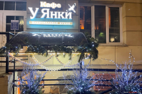 Бліскучы снежны Мінск плюс амаль усе адчыненыя акенцы з малюнкамі на плошчы Свабоды