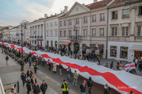 Фотофакт. В Варшаве на праздновании Дня Воли беларусы растянули флаг длиной 330 метров