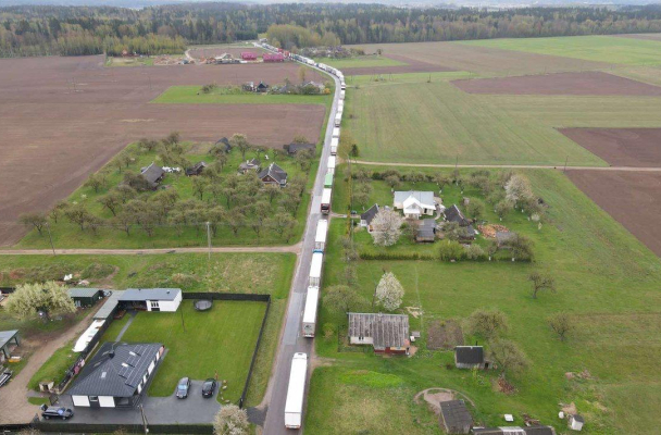 «Фуры растянулись на километры. Стоят вдоль дороги – прямо, боком. Стоят в поле. Водителей жалко»