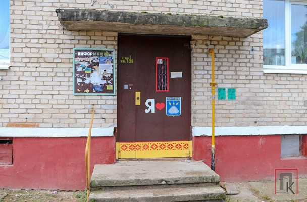 Почему беларусам приходится ремонтировать подъезды своими силами, годами платя за капремонт