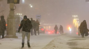 Из-за мощного снегопада в Беларуси задерживаются поезда и общественный транспорт