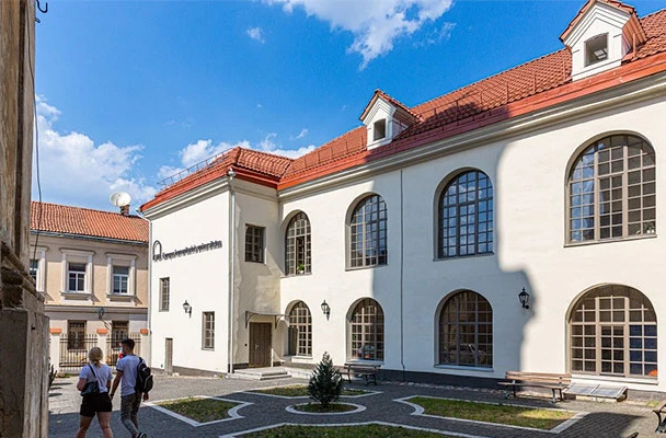 Лаўрухін: «Нямала беларускага чынавенства, у каго дзеці атрымалі адукацыю ў ЕГУ і маюць універсітэцкія дыпломы»